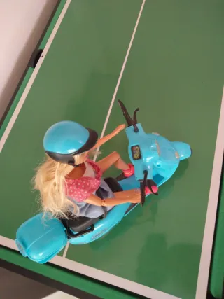 Barbie con moto azul y casco