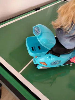 Barbie con moto azul y casco