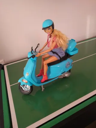 Barbie con moto azul y casco