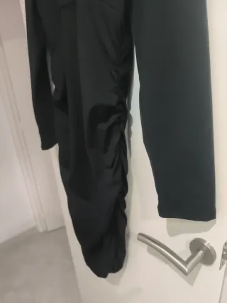 Vestido negro ajustado manga larga