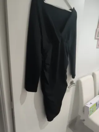 Vestido negro ajustado manga larga