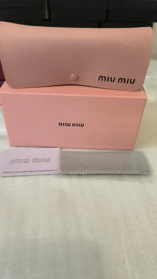 Gafas de sol Miu Miu negras y doradas