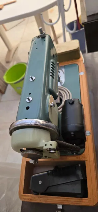 Máquina de coser Alfa Royale con maletín