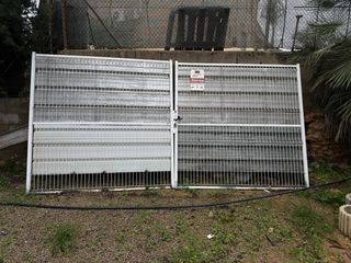 Puerta metálica para parcela o chalet