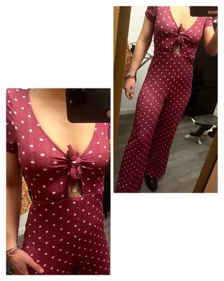 Mono largo acampanado morado con estampado.