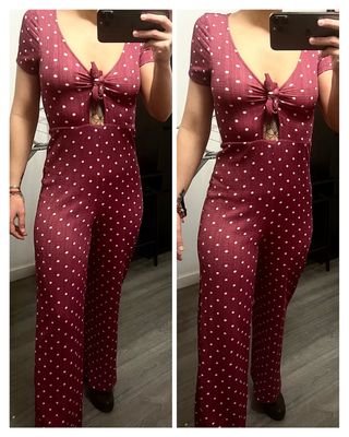 Mono largo acampanado morado con estampado.