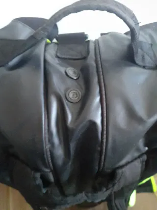 Mochila Asics Negra y Lima para Pala
