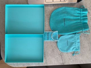 Caja y bolsas Tiffany & Co. azul