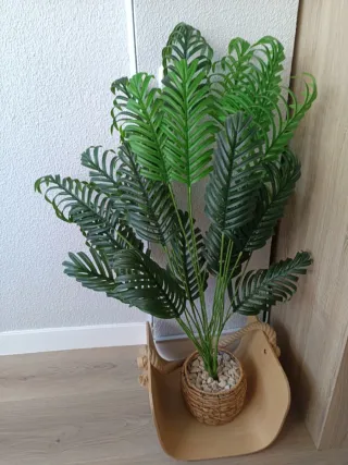 Palmera artificial con maceta y piedras 50€ no neg