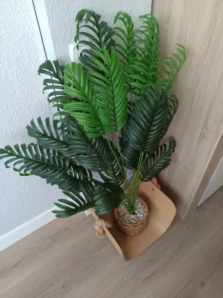 Palmera artificial con maceta y piedras 50€ no neg