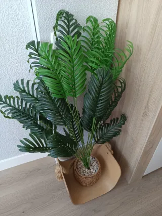 Palmera artificial con maceta y piedras 50€ no neg