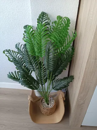 Palmera artificial con maceta y piedras 50€ no neg