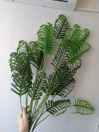 Palmera artificial con maceta y piedras 50€ no neg