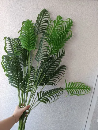 Palmera artificial con maceta y piedras 50€ no neg