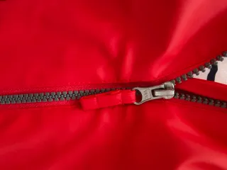 Chubasquero coral oscuro talla 7-8