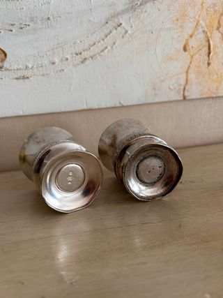 Vasos de metal decorados