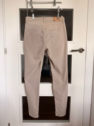 Pantalones pitillo beige de Indi & Cold
