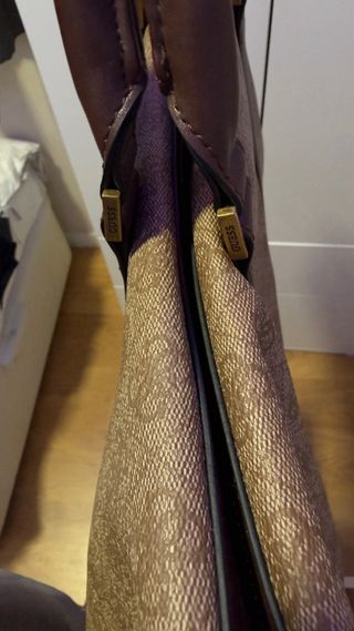 Bolso de viaje Guess beige y marrón