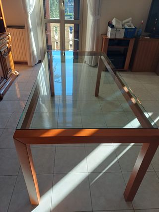 Tavolo in vetro con struttura in legno