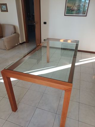 Tavolo in vetro con struttura in legno