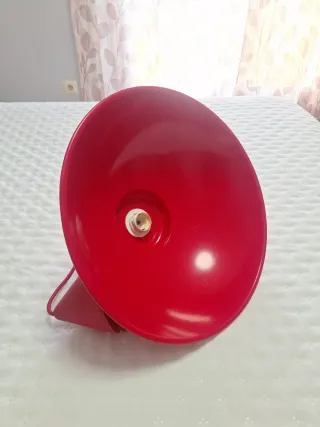 Lámpara de techo roja de metal