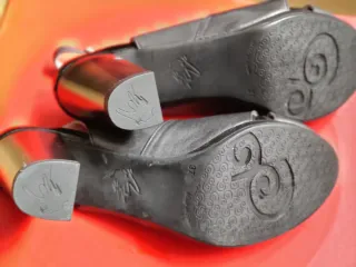 Zapatos tacón medio gris plateado