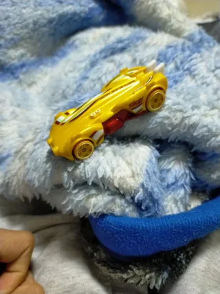 Coche Hot Wheels Amarillo