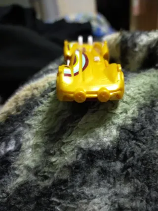 Coche Hot Wheels Amarillo