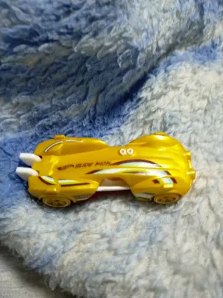 Coche Hot Wheels Amarillo