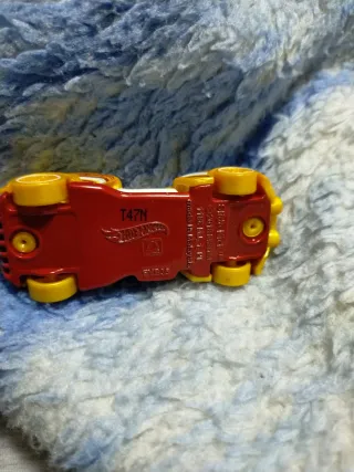 Coche Hot Wheels Amarillo