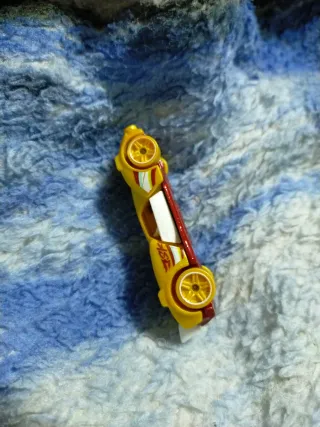 Coche Hot Wheels Amarillo