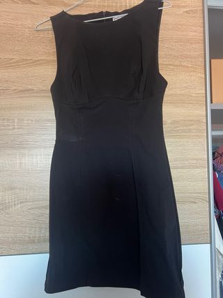 Vestido Bershka negro ajustado corto