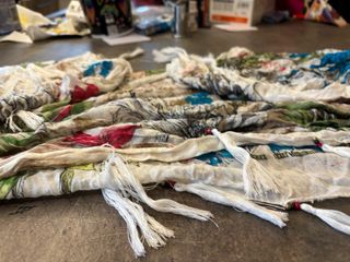 Foulard multicolore con perle