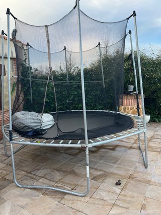 Cama elástica. Con red de seguridad rota