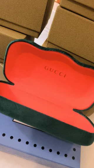 Gafas de sol Gucci doradas y rojas