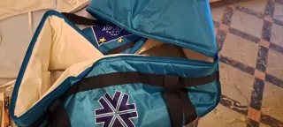 Nevera portátil azul con símbolo médico