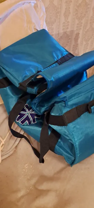 Nevera portátil azul con símbolo médico