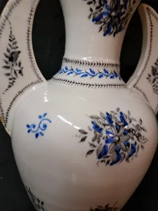 Jarrón antiguo de cerámica azul y blanco