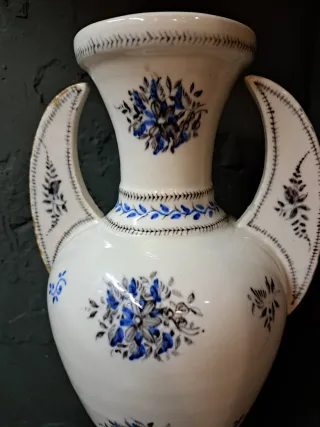 Jarrón antiguo de cerámica azul y blanco