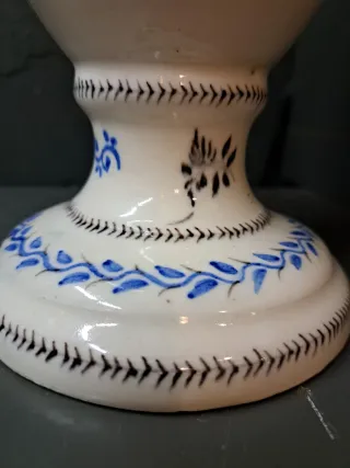 Jarrón antiguo de cerámica azul y blanco