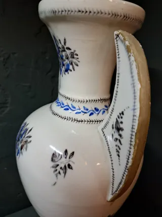 Jarrón antiguo de cerámica azul y blanco