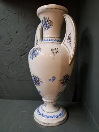 Jarrón antiguo de cerámica azul y blanco