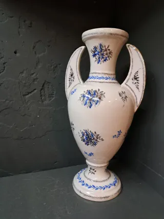 Jarrón antiguo de cerámica azul y blanco