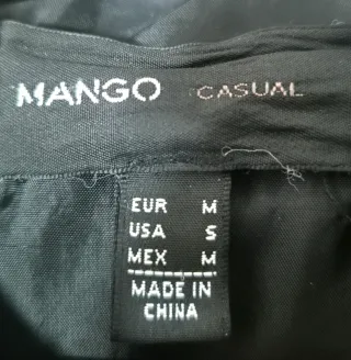 Chaqueta acolchada negra con cinturón