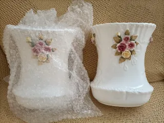 Jarrón de porcelana con flores