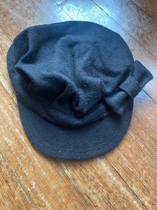 Gorra negra Topshop con lazo