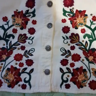 Falda blanca con bordado de flores