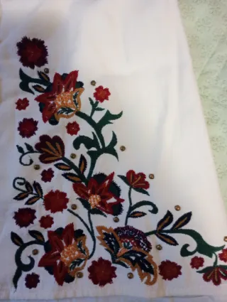 Falda blanca con bordado de flores
