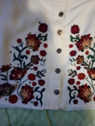 Falda blanca con bordado de flores