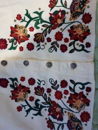 Falda blanca con bordado de flores